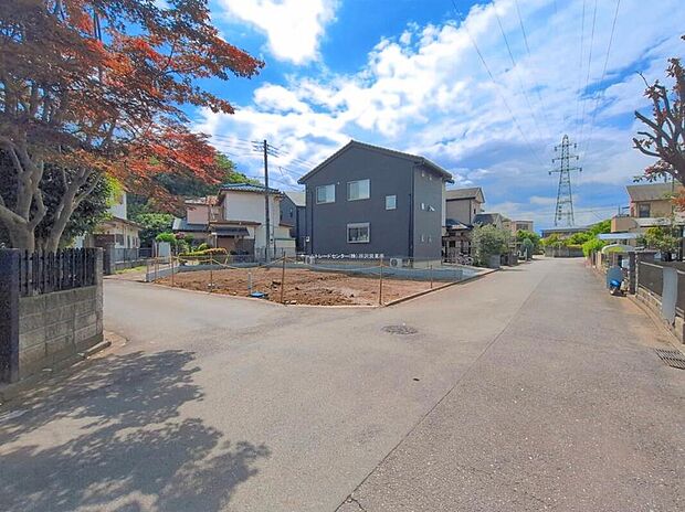 【前面道路含む現地写真】『A号棟』
ひとたび扉を開けばそこに待っているのは上質な空間とマイホームでの新生活をイメージさせる優雅なひととき。「この家なら…」ではなく「ここに住みたい♪」と思う感動をお届けいたします。