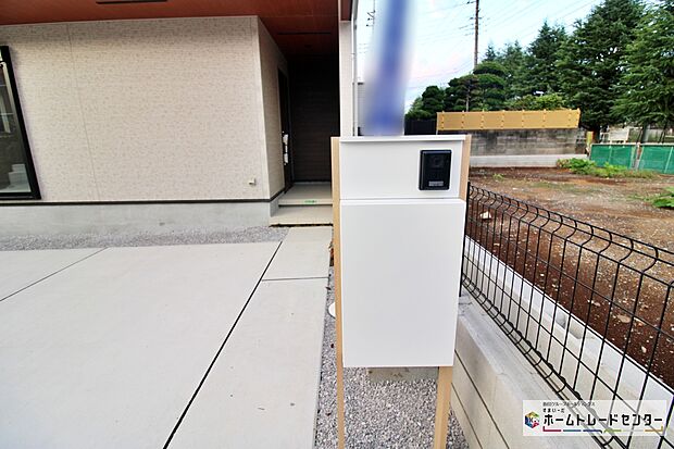 【玄関】インターフォンと一体型ですっきりとしたデザインのポスト。建物の外観に合わせたスタイリッシュなデザインです。