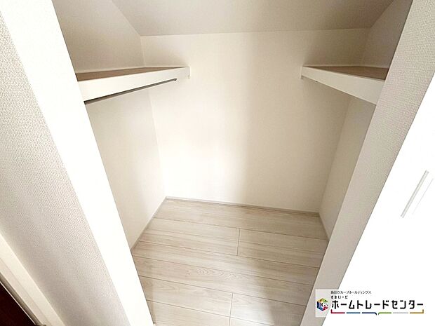 【ウォークインクローゼット】収納力たっぷりのウォークインクローゼットは、家族の強い味方。シーズンオフのお洋服や靴、キャンプ用品やスポーツ用品など、かさばるけど、大切なものもしっかり片づけられます♪