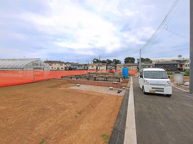 【前面道路含む現地写真】『１１号棟』ひとたび扉を開けばそこに待っているのは上質な空間とマイホームでの新生活をイメージさせる優雅なひととき。「この家なら…」ではなく「ここに住みたい♪」と思う感動をお届けいたします。