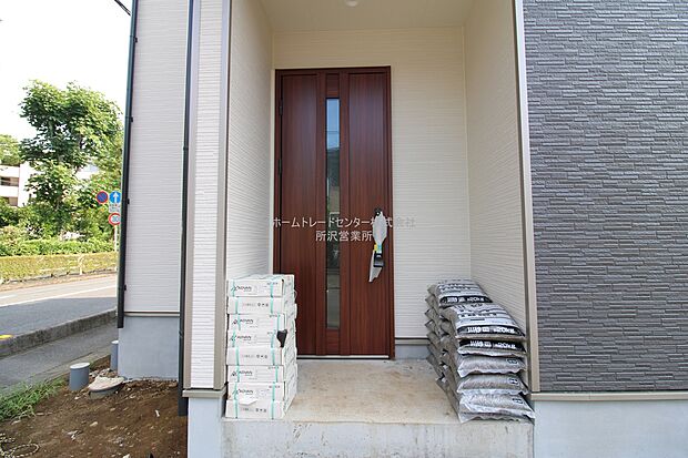 【玄関】訪れる人を優しく迎える、スタイリッシュな玄関。玄関ポーチには屋根がついているので雨などでも玄関前で濡れずにお出かけ準備が出来ます。