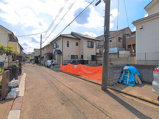 【前面道路含む現地写真】『１号棟』
ひとたび扉を開けばそこに待っているのは上質な空間とマイホームでの新生活をイメージさせる優雅なひととき。「この家なら…」ではなく「ここに住みたい♪」と思う感動をお届けいたします。