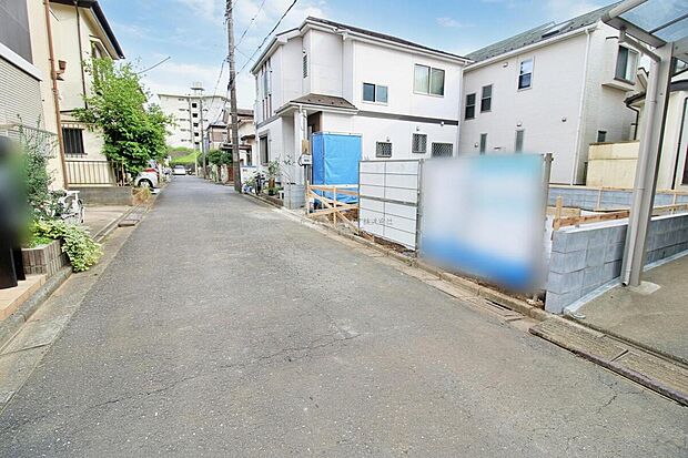 【前面道路含む現地写真】『１号棟』
ひとたび扉を開けばそこに待っているのは上質な空間とマイホームでの新生活をイメージさせる優雅なひととき。「この家なら…」ではなく「ここに住みたい♪」と思う感動をお届けいたします。
