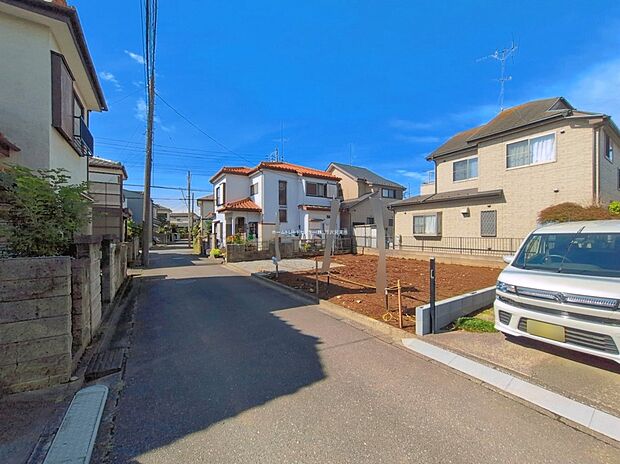 【前面道路含む現地写真】『１号棟』ひとたび扉を開けばそこに待っているのは上質な空間とマイホームでの新生活をイメージさせる優雅なひととき。「この家なら…」ではなく「ここに住みたい♪」と思う感動をお届けいたします。