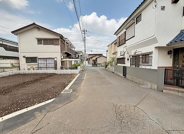 【前面道路含む現地写真】『A号棟』
ひとたび扉を開けばそこに待っているのは上質な空間とマイホームでの新生活をイメージさせる優雅なひととき。「この家なら…」ではなく「ここに住みたい♪」と思う感動をお届けいたします。