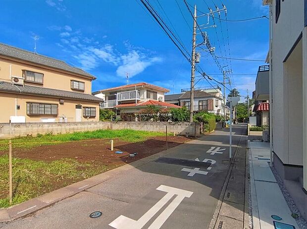 【前面道路含む現地写真】『A号棟』ひとたび扉を開けばそこに待っているのは上質な空間とマイホームでの新生活をイメージさせる優雅なひととき。「この家なら…」ではなく「ここに住みたい♪」と思う感動をお届けいたします。