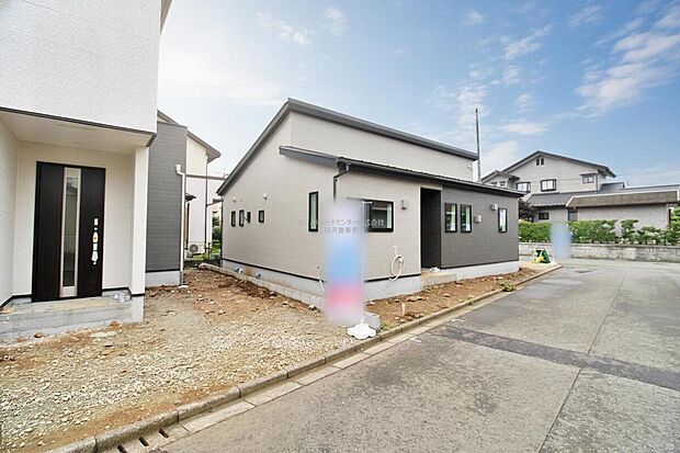 【現地外観写真】『２号棟』
住宅性能評価で耐震等級３（最高等級）を取得！お客様を守る大切な住宅だからこそ、第三者の検査を受けて安心して住んでいただける住宅をご案内させて頂きます。