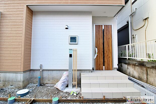 【玄関】家の第一印象は玄関で決まるくらい重要な場所。玄関は家の顔といわれますが我が家のセンスをさりげなく感じさせる魅力ある玄関造りも楽しみの一つ。帰宅する度に家族がほっとできる心地よい空間造りも大切ですね♪