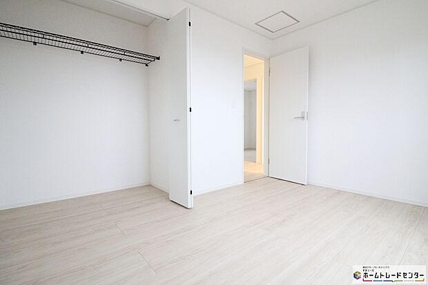 【洋室】充分な広さの収納を備え、普段使いの洋服も選ぶのが楽しくなりそう♪採光良好な洋室は、快適空間。プライベートの時間もゆったりお寛ぎ頂けそうです。