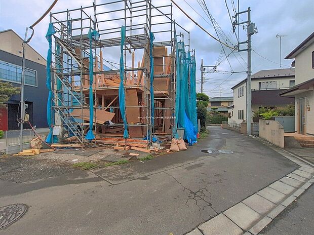 【前面道路含む現地写真】『１号棟』ひとたび扉を開けばそこに待っているのは上質な空間とマイホームでの新生活をイメージさせる優雅なひととき。「この家なら…」ではなく「ここに住みたい♪」と思う感動をお届けいたします。