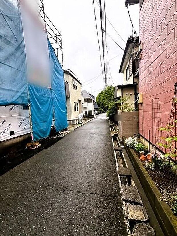 【前面道路含む現地写真】『1号棟』ひとたび扉を開けばそこに待っているのは上質な空間とマイホームでの新生活をイメージさせる優雅なひととき。「この家なら…」ではなく「ここに住みたい♪」と思う感動をお届けいたします。