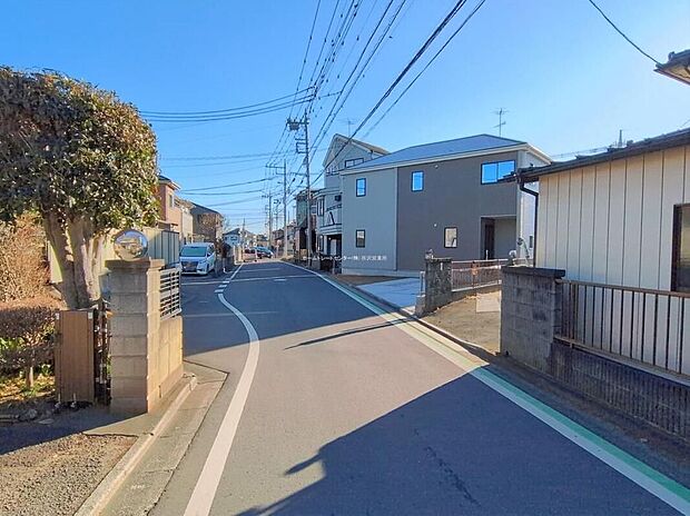 【前面道路含む現地写真】『1号棟』ひとたび扉を開けばそこに待っているのは上質な空間とマイホームでの新生活をイメージさせる優雅なひととき。「この家なら…」ではなく「ここに住みたい♪」と思う感動をお届けいたします。