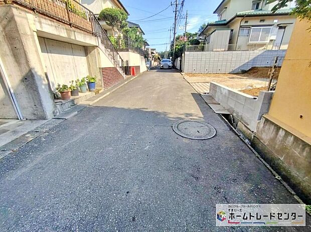【前面道路含む現地写真】『A号棟』ひとたび扉を開けばそこに待っているのは上質な空間とマイホームでの新生活をイメージさせる優雅なひととき。「この家なら…」ではなく「ここに住みたい♪」と思う感動をお届けいたします。