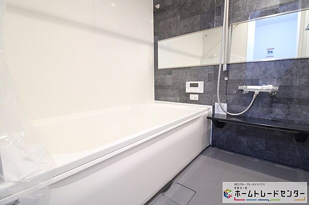 【浴室】毎日の疲れを癒す浴室は1坪タイプです。足を伸ばしてゆっくりとくつろげます。窓があるので、湿気もこもらないのも、うれしいですね♪