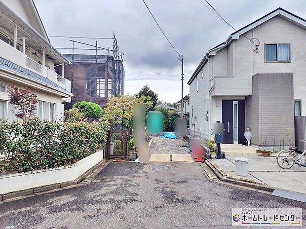 【前面道路含む現地写真】小学校徒歩5分、中学校徒歩10分!お子様の通学に安心の距離です。時間にゆとりがあるので、習い事をしたり放課後にお友達とたくさん遊べそうですね♪