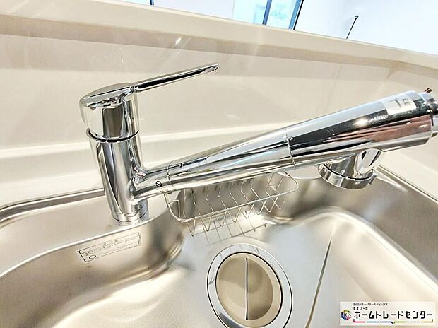 【【浄水器】】浄水カートリッジ内蔵で場所を取らずに見た目もスッキリ。ノズルはシャワーヘッドになっておりお掃除も楽々です。