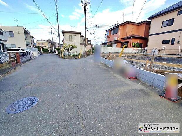 【前面道路含む現地写真】ひとたび扉を開けばそこに待っているのは上質な空間とマイホームでの新生活をイメージさせる優雅なひととき。「この家なら…」ではなく「ここに住みたい♪」と思う感動をお届けいたします。