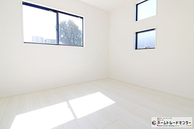 【洋室】うららかな陽射しがどのお部屋にも降り注ぎますように、快適さを追求し尽くした間取り。得難い立地環境での生活を恵みの豊かな永住の地へと変えてくれることでしょう…