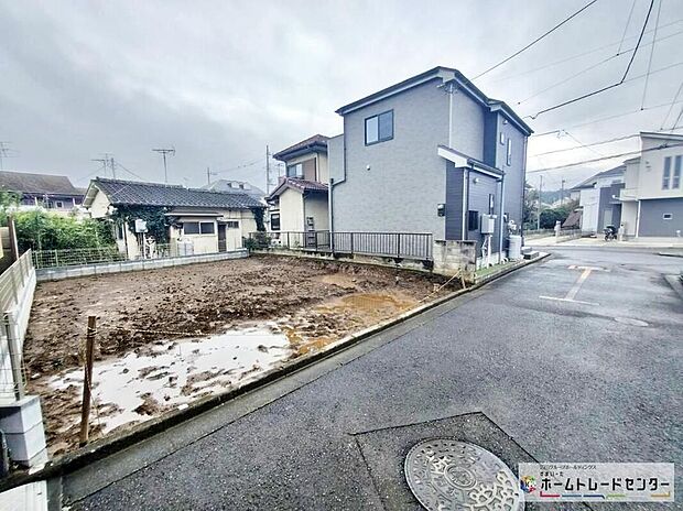 【前面道路含む現地写真】『A号棟』ひとたび扉を開けばそこに待っているのは上質な空間とマイホームでの新生活をイメージさせる優雅なひととき。「この家なら…」ではなく「ここに住みたい♪」と思う感動をお届けいたします。