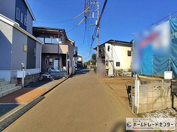 【前面道路含む現地写真】『A号棟』ひとたび扉を開けばそこに待っているのは上質な空間とマイホームでの新生活をイメージさせる優雅なひととき。「この家なら…」ではなく「ここに住みたい♪」と思う感動をお届けいたします。