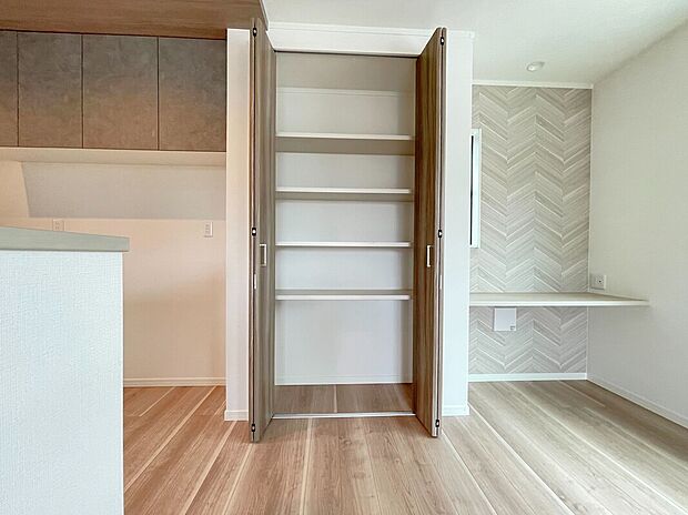 【【トラストステージ参考写真】】SIC・リネン庫・パントリーなど充実の収納スペースで、物の種類や使用頻度別に定位置管理がしやすく、
使う時も片付ける時もストレスフリーに。
※画像には家具・オプション商品が含まれております。