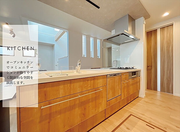 【【システムキッチン／ペニンシュラ】】浄水器一体型水栓付きのシステムキッチン。毎日の家事をサポートし、負担を軽減する便利な食洗機付きです。
家族との会話が弾むオープン対面式のペニンシュラで背面もオシャレな仕上がり。