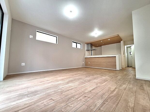 【リビング】広々とした21.2帖のLDKには、キッズコーナーやPCスペースを設けることができる間仕切り可能なマルチスペース付!