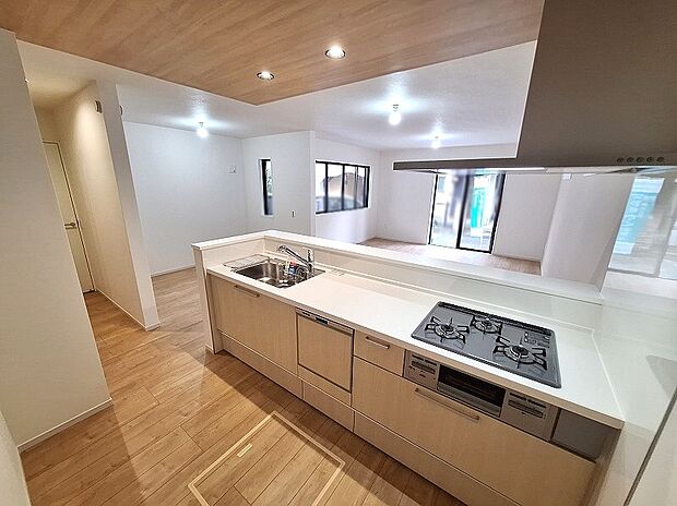 【キッチン】人気の対面式キッチン採用。リビングのお子様の様子を確認しやすいので安