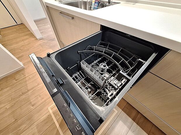 【キッチン】食器洗乾燥機標準装備。食後の片づけがはかどり、夫婦の時間を作ってくれます。