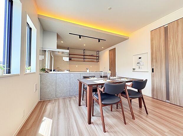 【【トラストステージ参考写真】LDK】家族の触れ合いを大切にするリビングイン階段。
「ただいま」と「おかえり」を笑顔で交わせます。