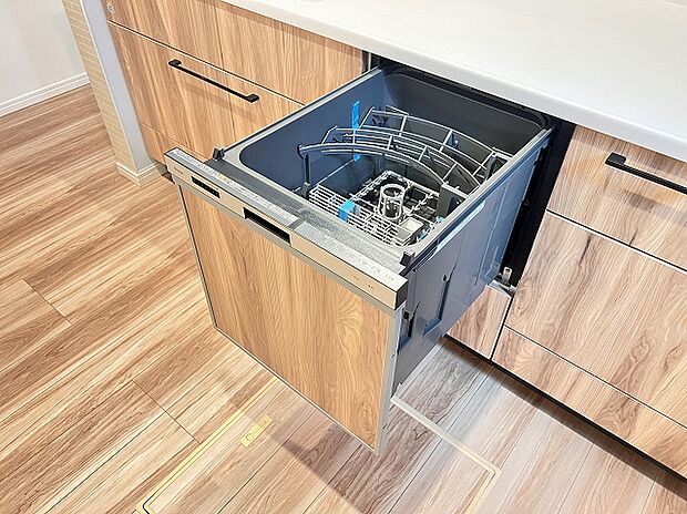 【キッチン】食器洗乾燥機標準装備。食後の片づけがはかどり、夫婦の時間を作ってくれます。