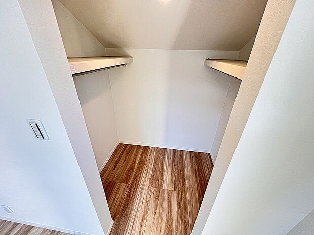 【収納】5.2帖洋室内のウォークインクローゼット。