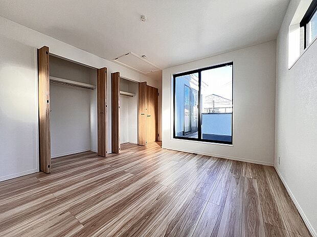 【洋室】7.8帖の洋室。2ヶ所のクローゼットと小屋裏収納。