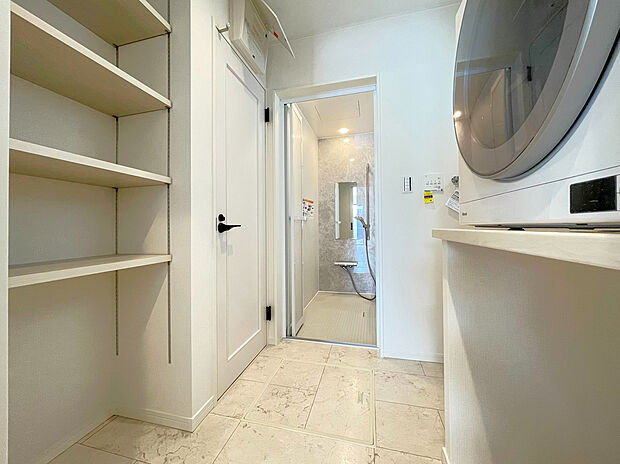 【【トラストステージ参考写真】】働くパパママを中心に人気の高まるランドリールーム。
脱衣室にガス衣類乾燥機の設置も対応可能です♪