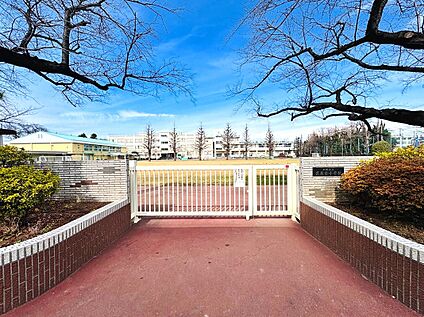 【中野区立武蔵台小学校】  徒歩9分(約650ｍ)