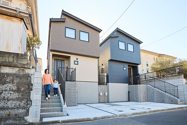 豪雨や台風など災害に強い高台の立地。
プライバシーを考慮し、それぞれの玄関の位置をずらしたプランニング。
カースペースは普通車+軽自動車の並列2台駐車可能です。