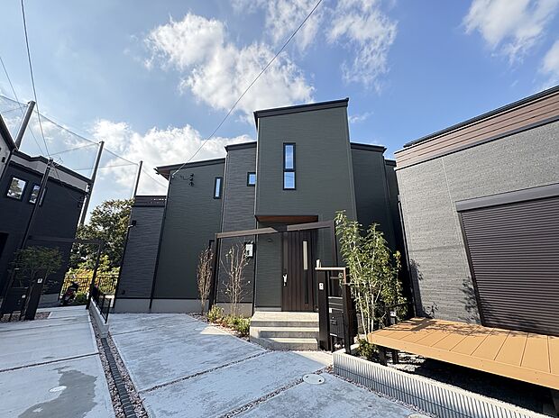 （8号棟）完成予想図
緩やかな勾配を描くガルバリウム鋼板の屋根。シンプルかつ存在感のあるデザインに設計しました。
