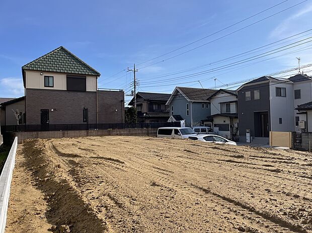 南道路ならではの陽当たり。
周辺は高い建物も無く、解放的です。
屋上や広いバルコニーを造り、眺望を楽しむ暮らしがおススメです。
青葉の森公園やスーパーも近く、暮らしやすい立地です。