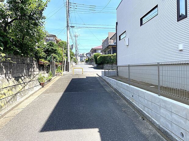 北東側は車の通行ができない歩道です。
採光を確保しつつ、静かで安全です。
