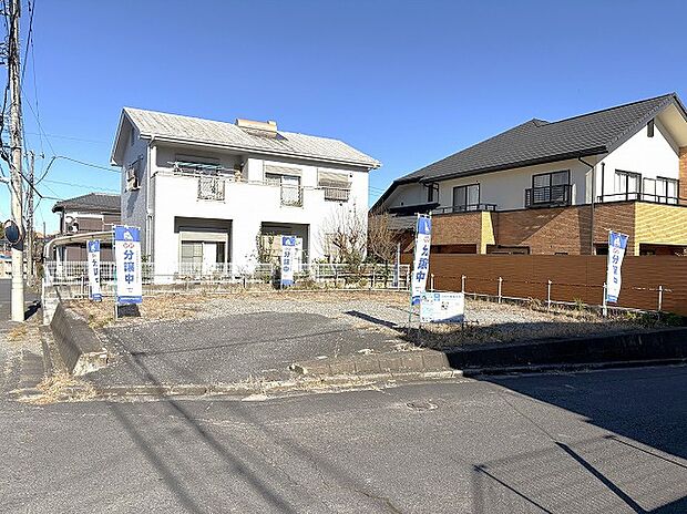 ６ｍ×６ｍの2方向道路に面した開放感のある土地。日当たり、風通し共に良好です。