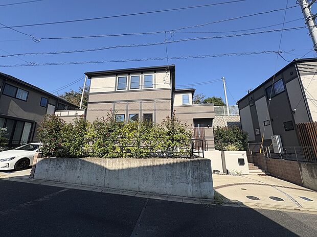 光と影が織りなす表情豊かなこだわりのデザイン。見る角度や時間帯によって様々な姿を楽しめます。