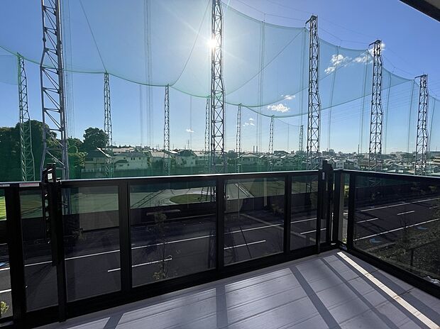 リビングから続くテラスバルコニーは日当たりと見晴らしがすばらしく、室内にいながら開放感を感じられます。高さがあるので視線も気になりません。天気の良い日はテラスで食事を楽しみませんか。