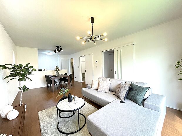 【13-8号棟 】南道路ならではの陽当り良好なリビング。キッチンからお庭まで一直線になっているため、バーベキューの準備もしやすいです。
(家具、インテリアはイメージです)