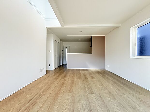 【（1号棟）LDK】リビング階段により、お子様の帰宅時も把握でき、子育てに安心な家事レイアウトとなっております。