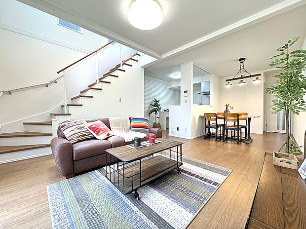 【（2号棟）LDK】玄関から、洗面、リビングへとぐるっと回ることのできる回遊動線。無駄な動きが減らせる為、朝の忙しい時間にも余裕が生まれてきます。