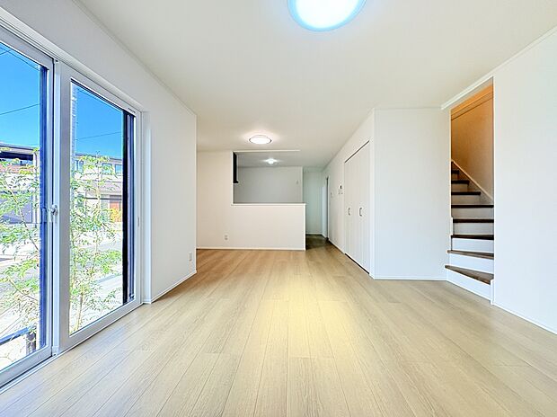 【（1号棟）LDK】1.8帖の大型パントリーが際立つ一室。洗面室から続くファミリークローゼットもあり、快適にお過ごしいただけます。