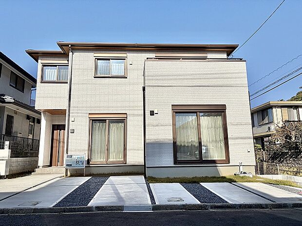 【現地外観】ゆとりある敷地に46.5坪の大型邸宅　５４坪の角地に映える立体感のあるデザイン