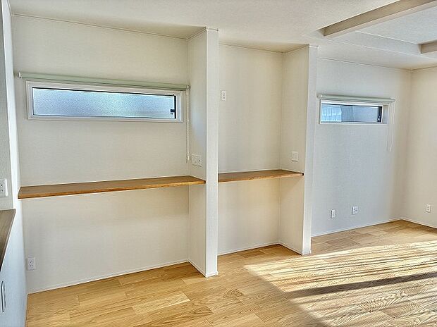 【カウンタースペース】ダイニング横にはカウンターを完備　PCコーナーやスタディースペースにぴったりです