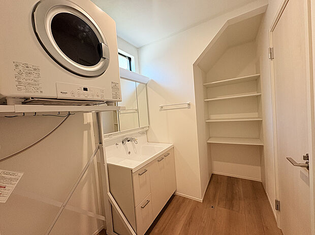 【洗面脱衣室】乾太くんにより、天気や時間を気にせず洗濯が可能に。リネン庫を完備し、洗面周りをスッキリ整理整頓できます。