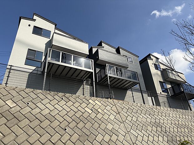 【外観】テラスバルコニーは太陽の光で包み込み、あたたかい空間に。
ここならではの自分時間を楽しめます。